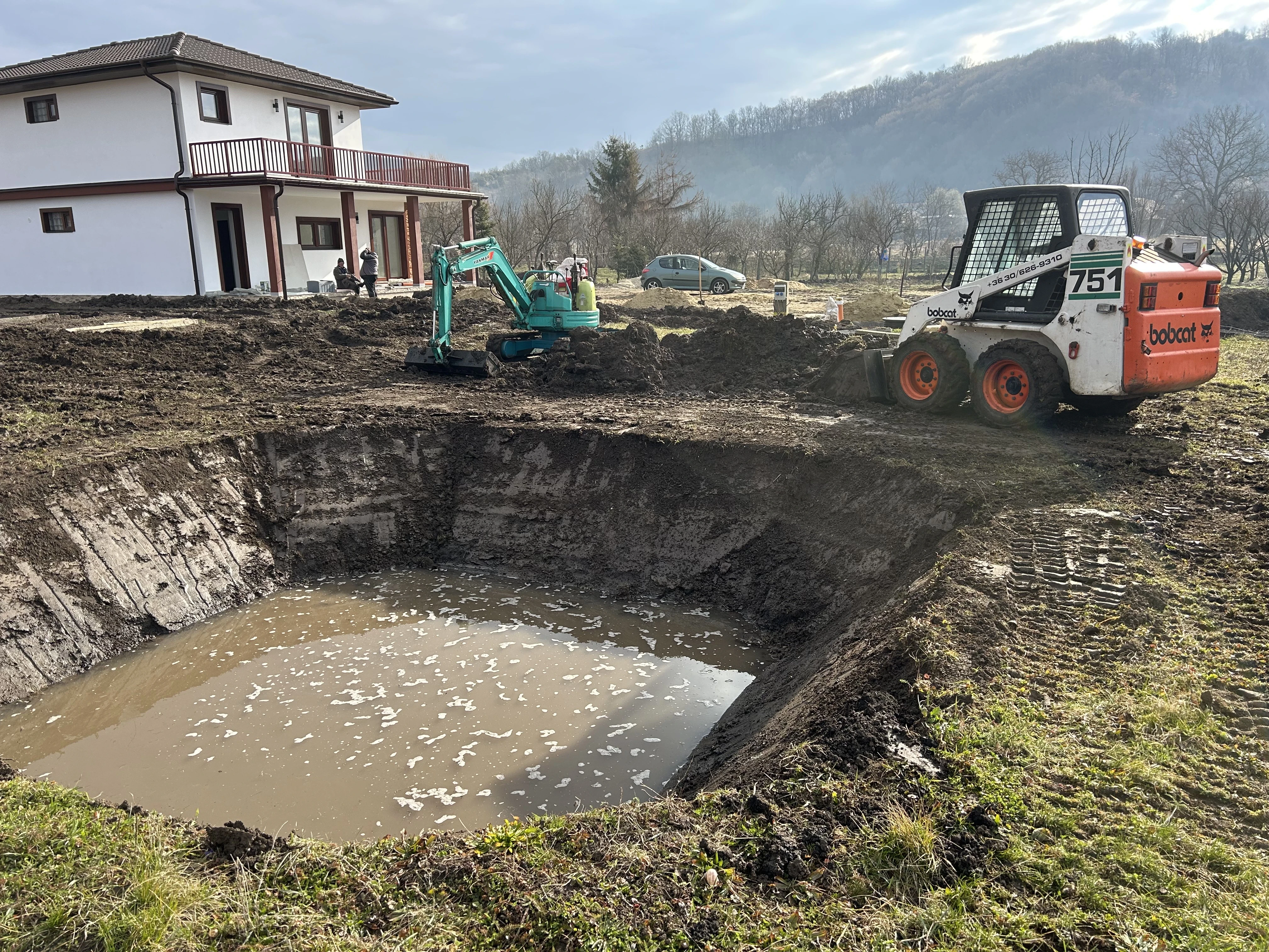 Gépi földmunka - kotrógép munkában